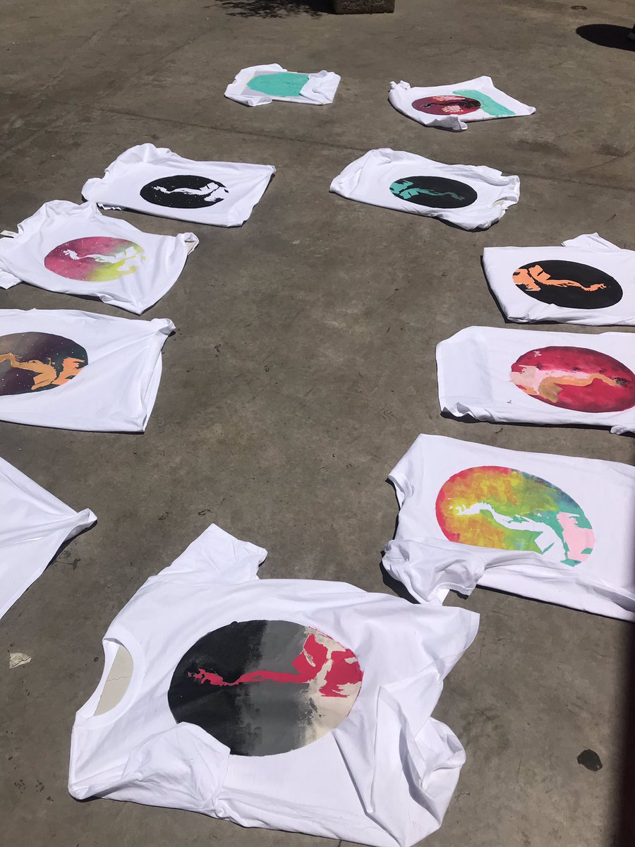 ¡Gracias a tod@s l@s que participaron en el taller de stencil con Javier Barriga! Se llevan un pedacito del hermoso proceso de creación de #Ofelia. Gracias a <a href="/entel/">Entel Chile</a> y <a href="/CiudadColorCL/">Ciudad Color</a> por acompañarnos en esta aventura!