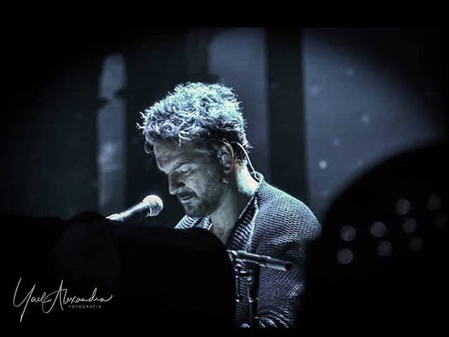 Arjoneana28's tweet photo. Quien esconde lo que siente, se olvida que va pa’ viejo... ¿No creen que esta canción debería ser cantada en conciertos? #SuMenester
Foto: yael_alexandra
#arjoneana28 💋https://t.co/aduGhgecHt https://t.co/yo9de2fhJt
