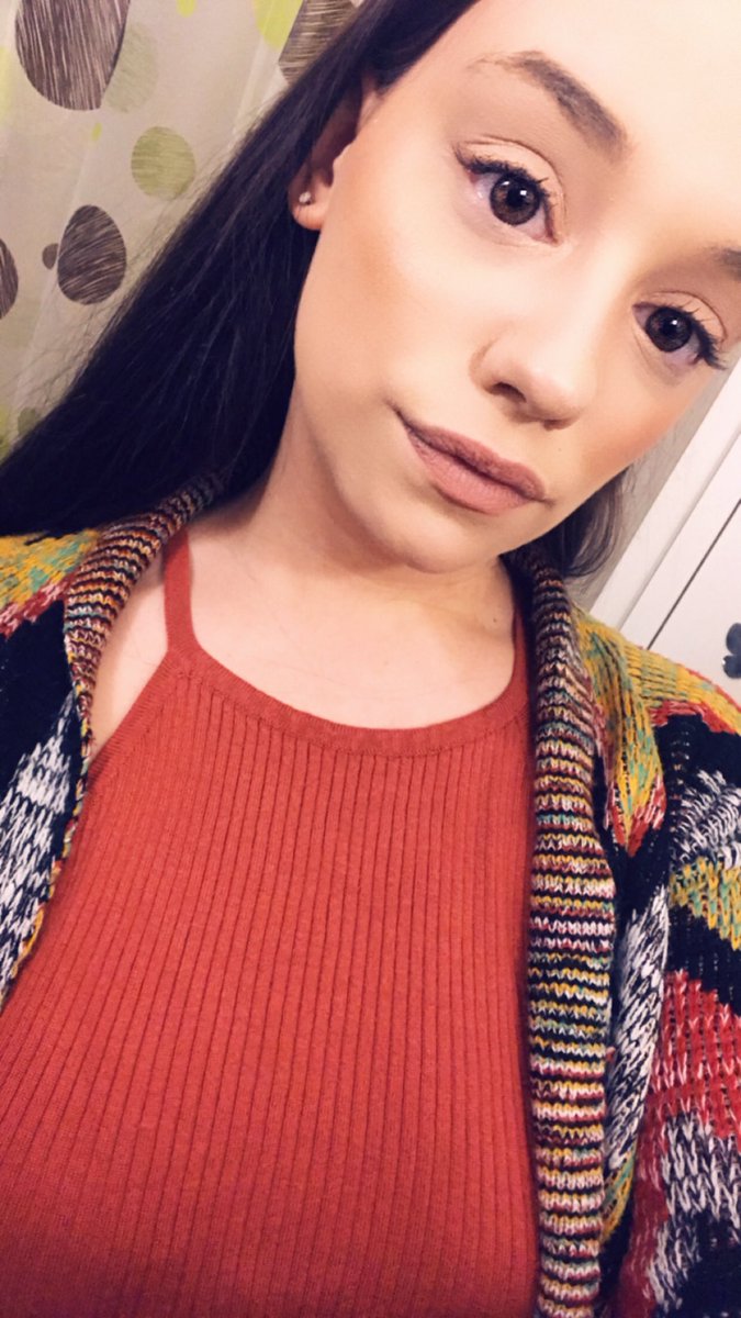 theevaeffect_'s tweet photo. How many shirts can I wear with this cardigan? Let’s find out... https://t.co/mRk1mN3A7s