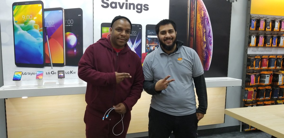 boostmobile1199's tweet photo. Vinnie from @naughtybynature stopped by for a power chord today! https://t.co/Qq2V9enaFD