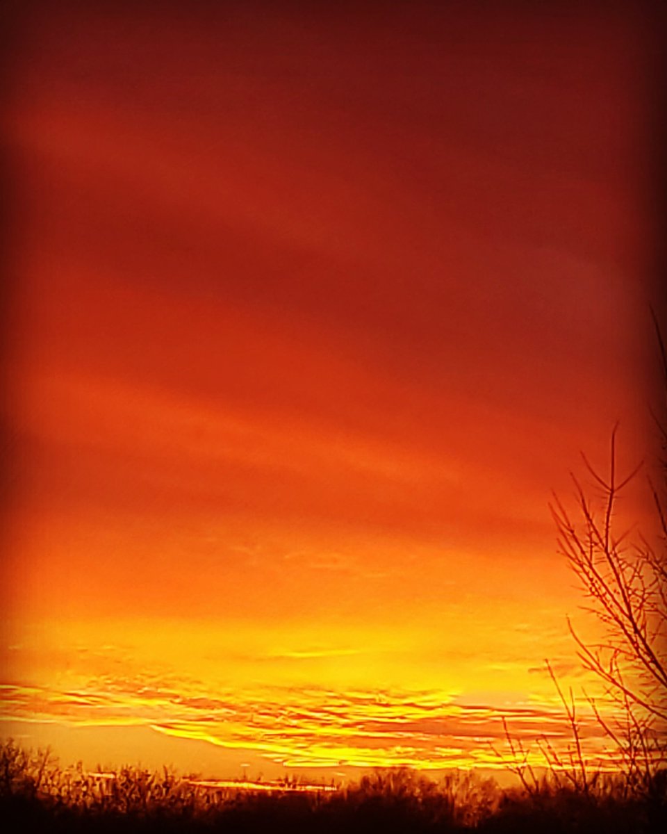 Janice377's tweet photo. A welcome home #sunset #KansasCity #OverlandPark #Thankful https://t.co/fp4NOSA4Xr