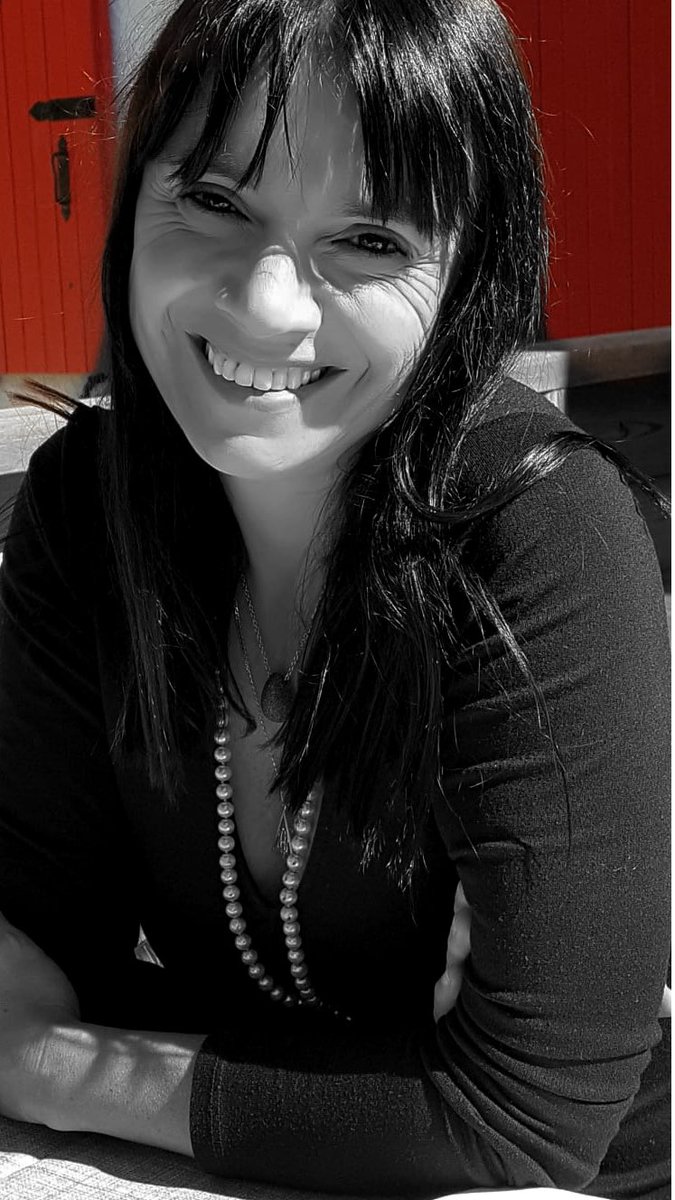 25.11.18. Un mondo che spegne i sorrisi di una donna è un mondo in bianco e nero. #controlaviolenzasulledonne