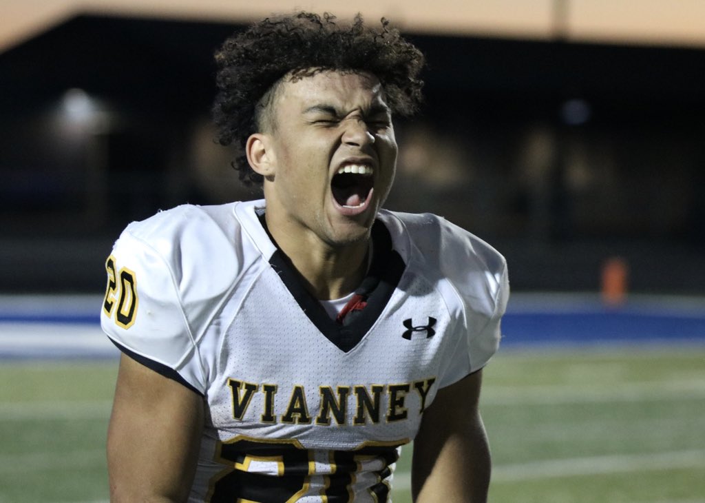 vianneygriffins's tweet photo. GRIFFINS WIN!!! @VianneyFootball headed back to the Class 5 championship game for the second time in three seasons after defeating Carthage 36-21. https://t.co/TzWwJx2IGv