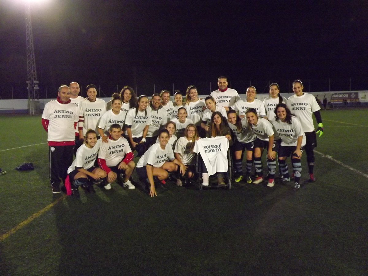 UN TRIUNFO PARA JENNI.
Las jugadoras y cuerpo técnico del AUGüímar no olvidan a su compañera Yenni, lesionada hace unos partidos. Un ejemplo de familia y amistad.