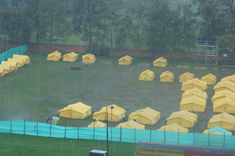 elespectador's tweet photo. Tras fuertes lluvias, se presentó inundación en campamento de venezolanos https://t.co/GSCCzlvhAL https://t.co/A4JWkdnHwA