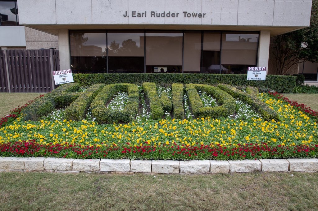 primichelle15's tweet photo. HOLD ON!!
so you’re telling me that the flowers around the howdy bushes are changed every home game to the oppenent school’s colors?? this university amazes me every day https://t.co/troMJuhcxd