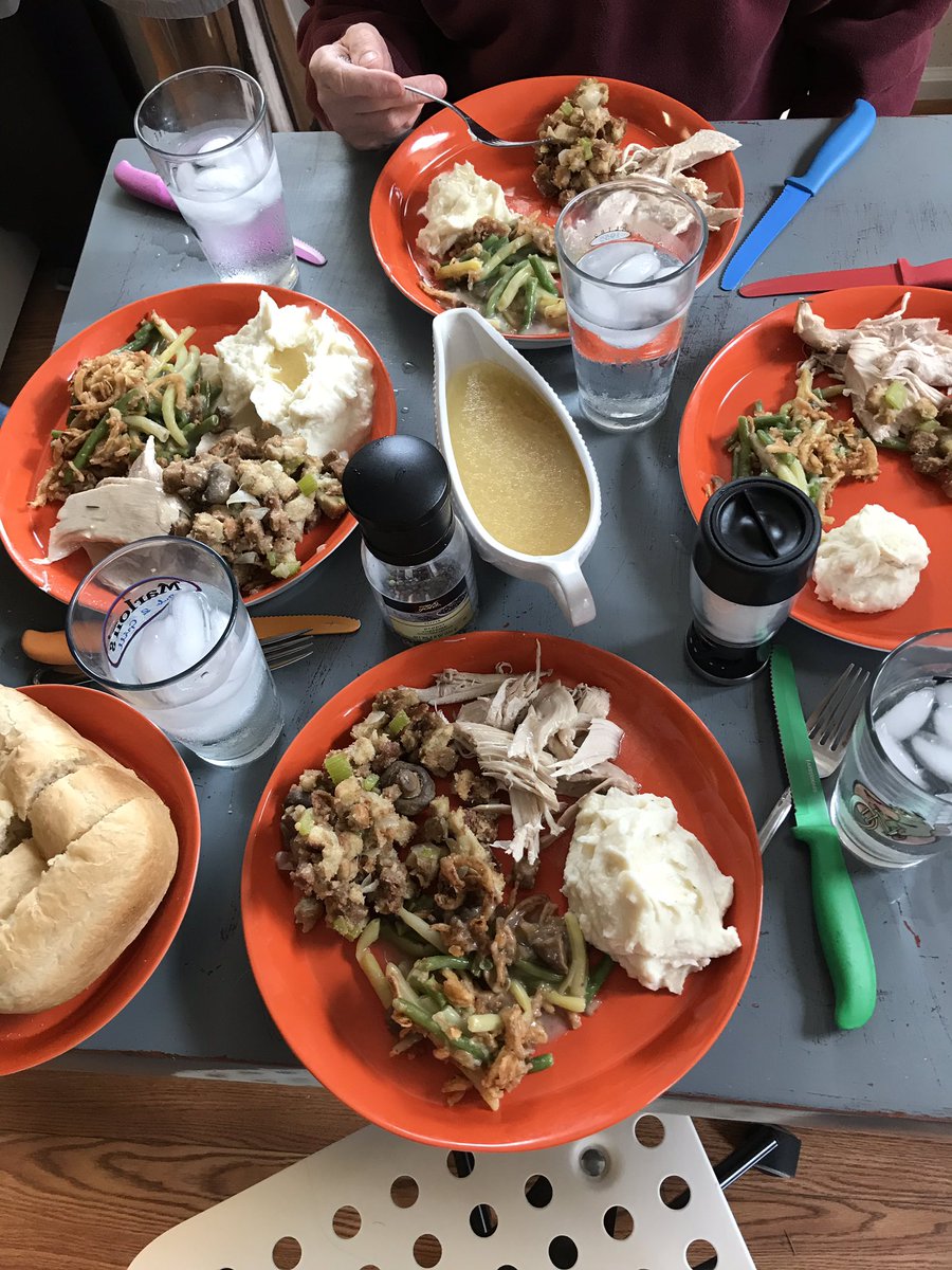 jenbudzek's tweet image. #secondthanksgiving #tinytable #newhouse #gravyboat