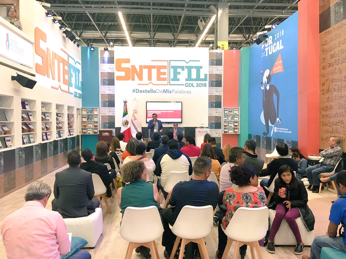 SNTE_FEM's tweet photo. Presentación de libro del @SNTE_FEM “La participación de los padres de familia y la escuela primaria”
 por el 👨‍🏫 Dr. Felipe A. Fernández Canul @SECCION4SNTE ágora del stand del @SnteNacional dentro del marco de la @FILGuadalajara #DestelloDeMisPalabras  #SnteFil #SomosLectores https://t.co/IuIKwu3wJQ