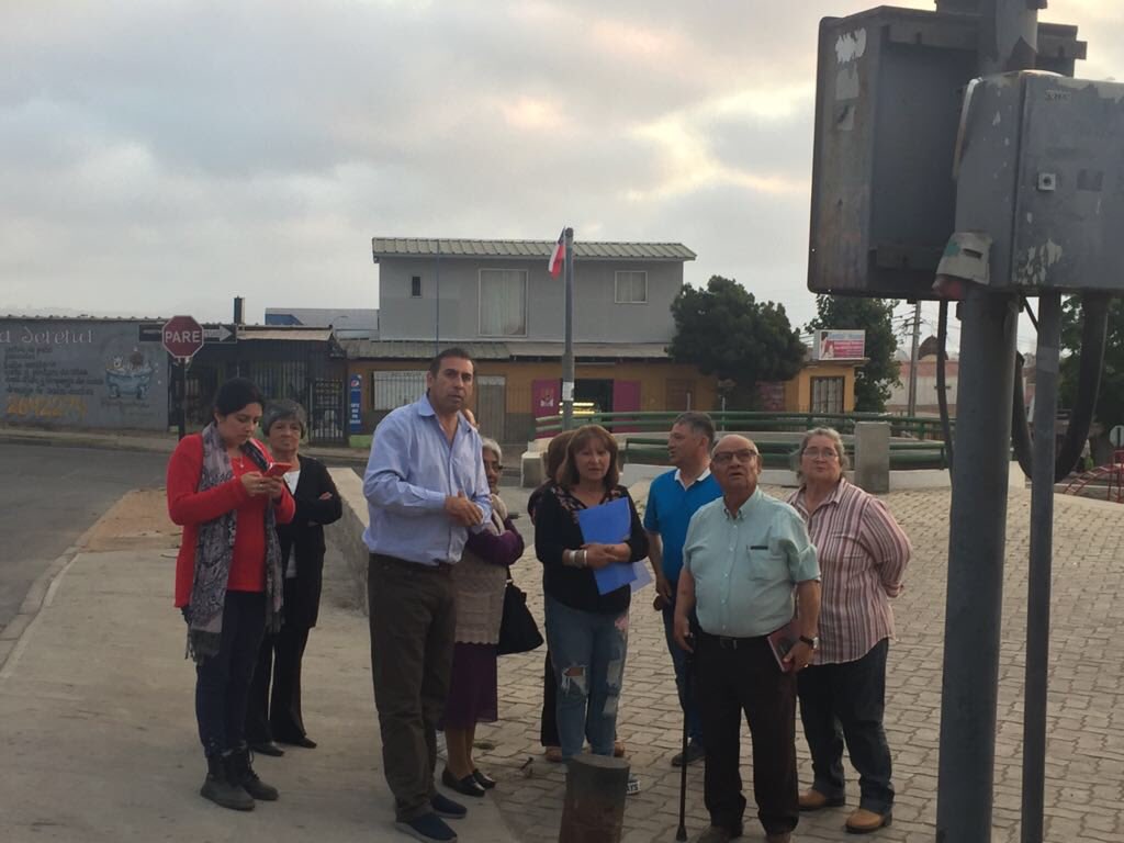 sergiogahona's tweet photo. Cerrando jornada de visitas a terreno junto a @claudiomeza5 y @acaguileraa ahora con JJVV Esmeralda escuchando sus problemas y necesidades comunitarias de seguridad pública, mantención alumbrado, deterioro de plazas, atención CESFAM y déficit de vigilancia policial https://t.co/a1k8D2rNJ6