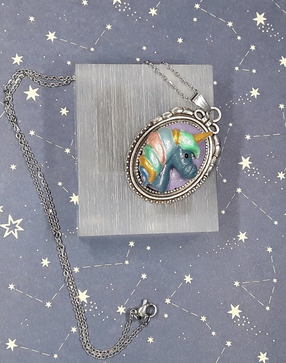 tynoof's tweet photo. Ras-de-cou "Licorneus-Arcdanleciel". Chaîne en acier inoxydable, Pendentif 4cmx2,5cm. Création originale réalisée et peinte a la main. En vente sur https://t.co/cMg3Y4SUOR #collier #rasdecou #acierinoxydable #faitmainbreton  #artisanatfrancais #cadeaux #licorne #arcenciel https://t.co/1BkCxx60DE