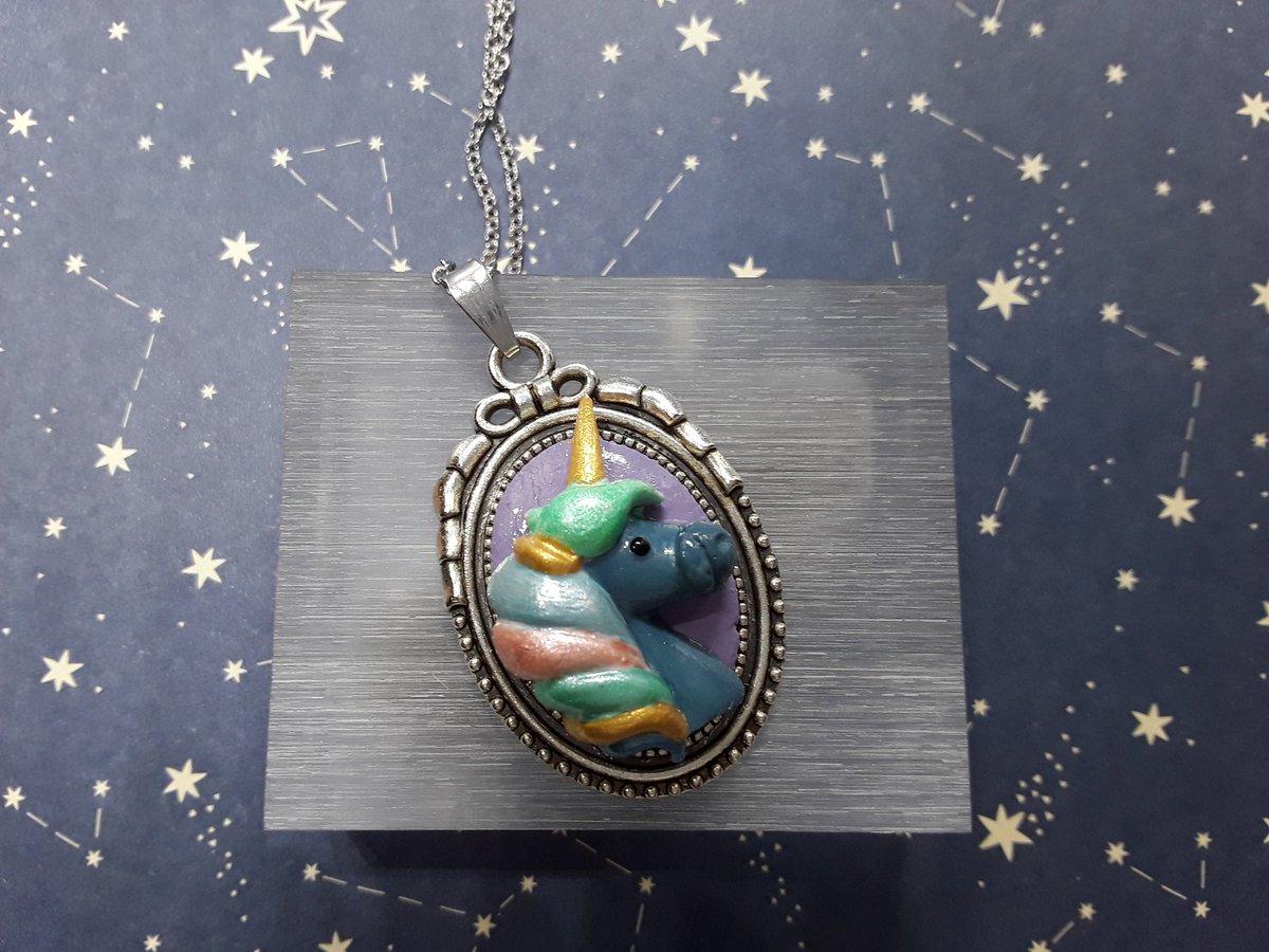 tynoof's tweet photo. Ras-de-cou "Licorneus-Arcdanleciel". Chaîne en acier inoxydable, Pendentif 4cmx2,5cm. Création originale réalisée et peinte a la main. En vente sur https://t.co/cMg3Y4SUOR #collier #rasdecou #acierinoxydable #faitmainbreton  #artisanatfrancais #cadeaux #licorne #arcenciel https://t.co/1BkCxx60DE