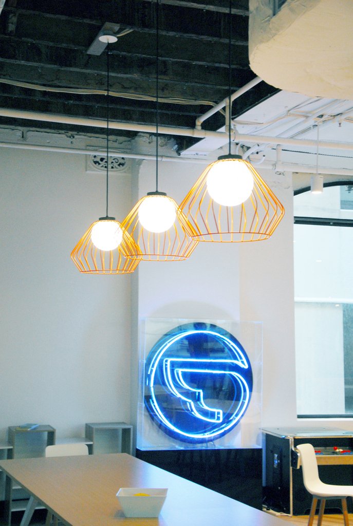 SatelightDesign's tweet image. Did you know that we can make our lights different colours?  Here&apos;s our Nimbus pendant light in custom orange for Airtasker&apos;s Sydney office.

#lightingproject #officelighting #officedesign #officeinterior #workspace #custom #pendantlights #featurelight #interiordesign #lighting