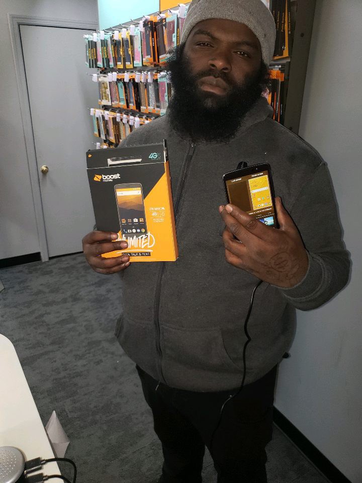vtruongcao's tweet photo. Don’t 😴 on your neighborhood deals!! #OrangeWeekend #Switchmas #TuMobile #BoostShield🛡 @JayMiglionico @SPG_Barwell @Eric_K_Wong @spgjamieb https://t.co/7nEIcPHCco