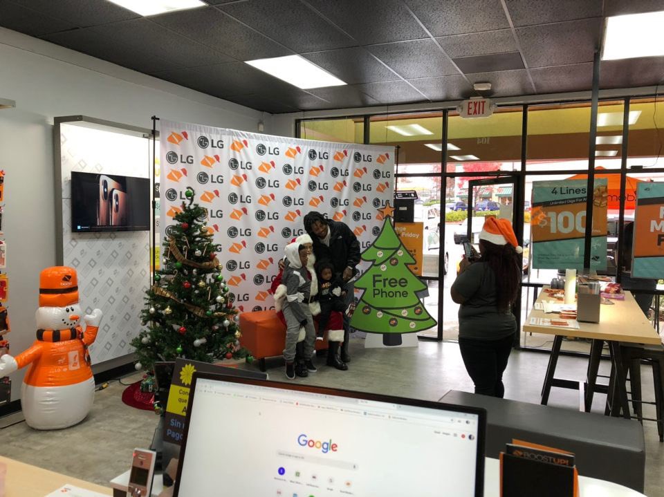 vtruongcao's tweet photo. It’s beginning to look a lot like #Switchmas 🎄🎁🎅🏼 #BoostHoliday #OrangeWeekend #BoostSanta #252Wireless @JayMiglionico @SPG_Barwell @Eric_K_Wong @spgjamieb @christrippVIP https://t.co/zgcRuZMMPu