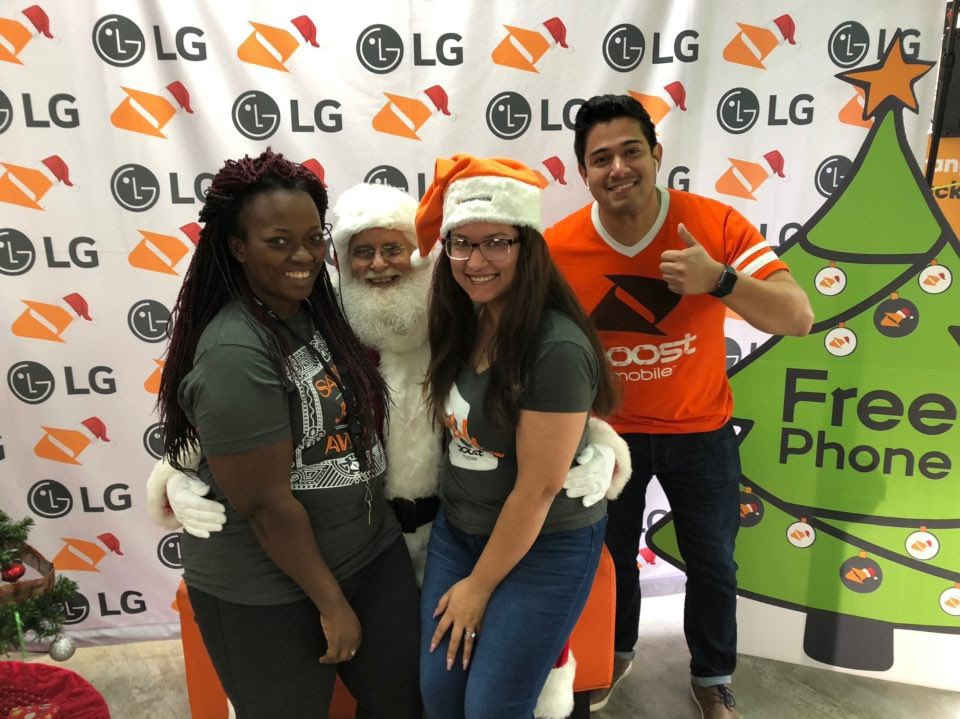 vtruongcao's tweet photo. It’s beginning to look a lot like #Switchmas 🎄🎁🎅🏼 #BoostHoliday #OrangeWeekend #BoostSanta #252Wireless @JayMiglionico @SPG_Barwell @Eric_K_Wong @spgjamieb @christrippVIP https://t.co/zgcRuZMMPu