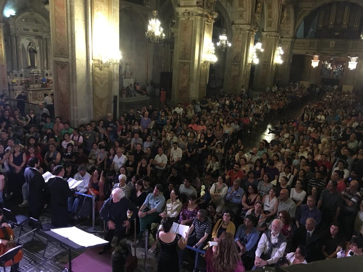 FOJIChile's tweet image. 👀 Con la Catedral de Santiago repleta a esta hora se siguen presentando la #OSNJ  con tres coros y 4 Solitas en homenaje a Víctor Alarcón @AleKaBe  #ComunidadFOJI 🎼🎶🎻