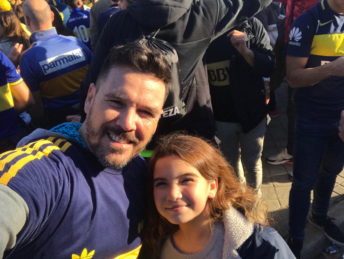 HermandadXze's tweet photo. Ya llegó #Turula @adrianpisani03 al Fan Zone de #Boca con sus hijas para alentar como toda la #HermandadXeneize #HX https://t.co/YHSdWVwCow