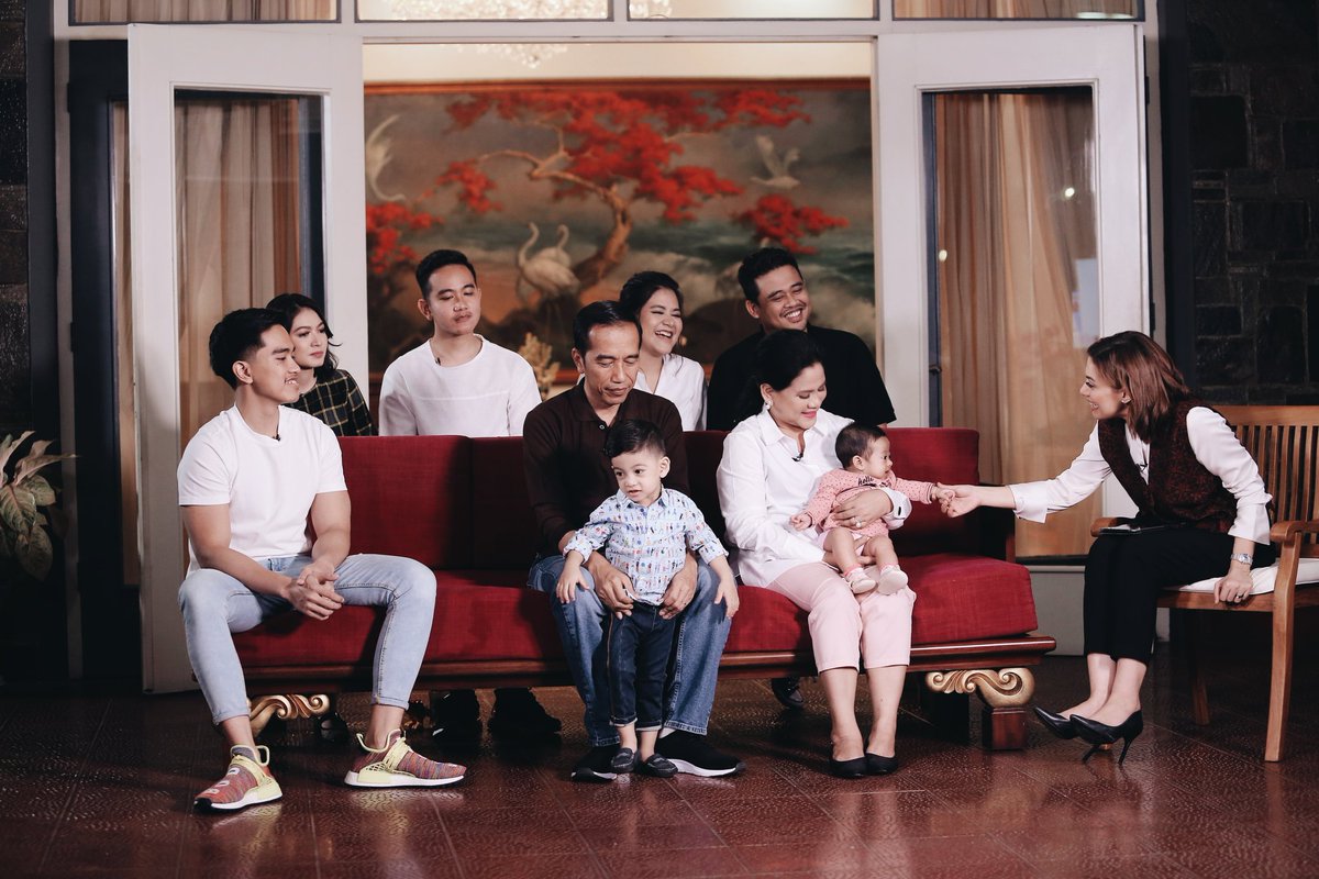 MataNajwa's tweet photo. #MataNajwa eksklusif di kediaman pribadi Presiden Jokowi di Istana Bogor, melihat lebih dekat keluarga presiden dalam "Rahasia Keluarga Jokowi".
Rabu (12/12), 20.00 WIB @TRANS7
#MataNajwaRahasiaKeluargaJokowi https://t.co/0FmYO5APgH