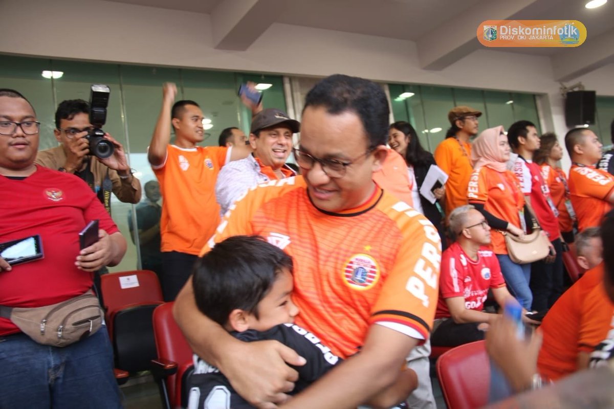 DKIJakarta's tweet photo. Gubernur DKI Jakarta @aniesbaswedan menghadiri laga Persija vs Mitra Kukar di di Stadion Utama GBK, Minggu, 9 Desember 2018. @Persija_Jkt berhasil menjadi juara Liga Indonesia 2018. Selamat!!

#90toGlory #PersijaJakarta #PersijaSelamanya #PersijaDay #PersijaJuara #JakartaJuara https://t.co/e3q0h5Gckd