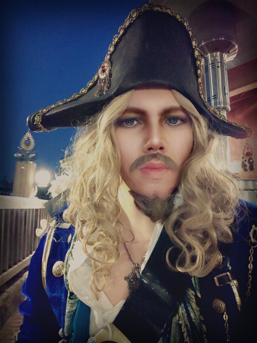 Varbossa バルボッサ みんなの推しキャラの初コスと最近のコスを見せて欲しい パイレーツオブカリビアンの ヘクターバルボッサ ２年前から コスプレしましたね 冴えない野郎でもメイク ウィッグで ここまで変われるようになりました 笑