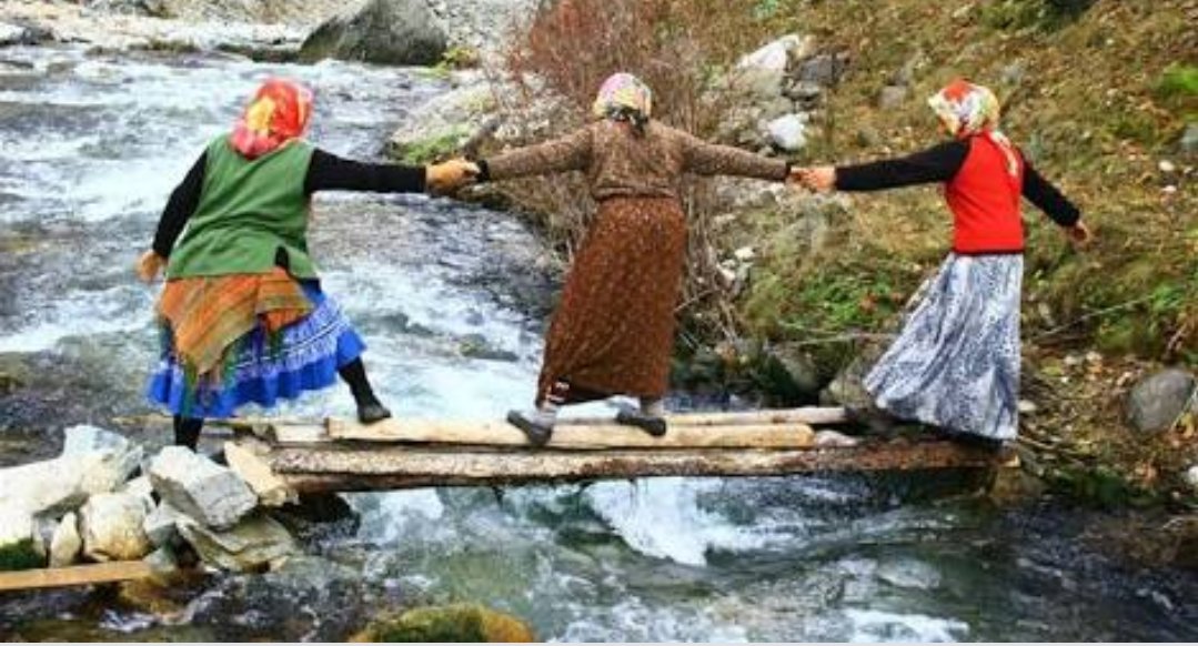 Bazen o kadar küçülüyor ki dünya,devrilecek sanıyorum kımıldarsam....
Ö.Asaf
Mutlu akşamlar