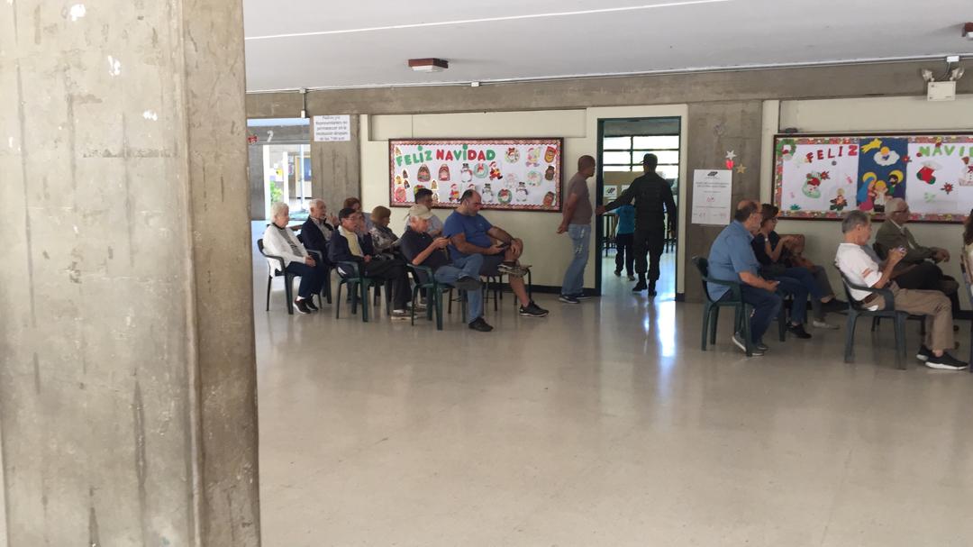 Baruteños en el Colegio El Ángel, #Chulavista, en cola esperando su turno para defender #Baruta. 

#LaCasaSeRespeta 
#DefendamosBaruta 
#BarutaEsTuya
 #9D