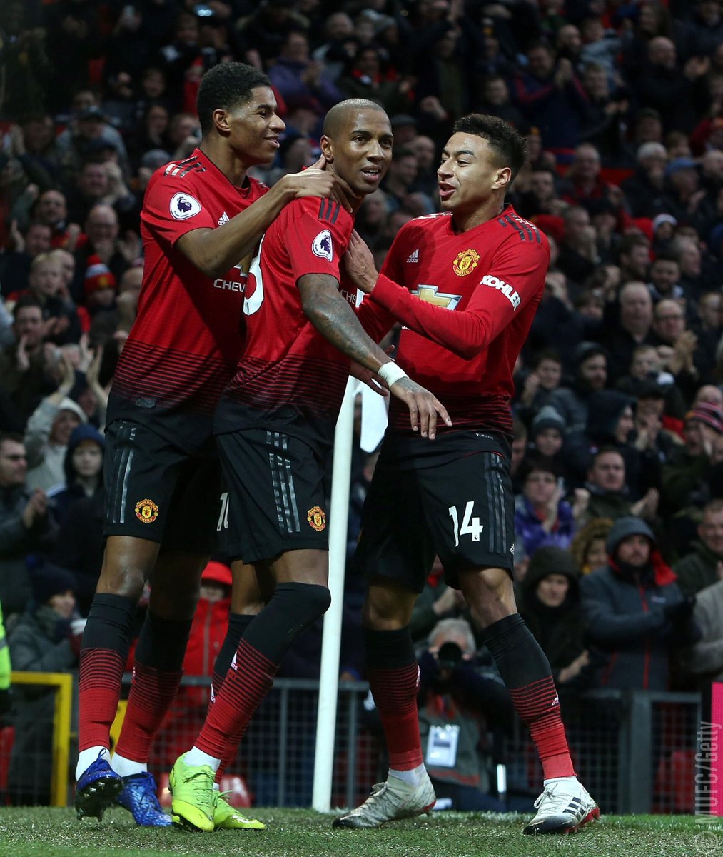 ¡Feliz domingo para todos los aficionados del Manchester United en el mundo! 🌎