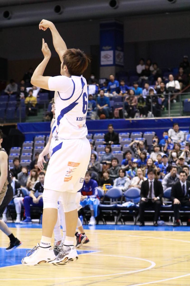 たまちか Dice6 Robots 3 3 V Twitter 後ろ姿でも 輝いてる人はかっこいいのです やっぱりこのシュートフォームが好き この場に居たら 絶対立ち上がってたなw いなちかphoto たまちかdatebank ライジングゼファーフクオカ Bリーグ 小林大祐 たまちか