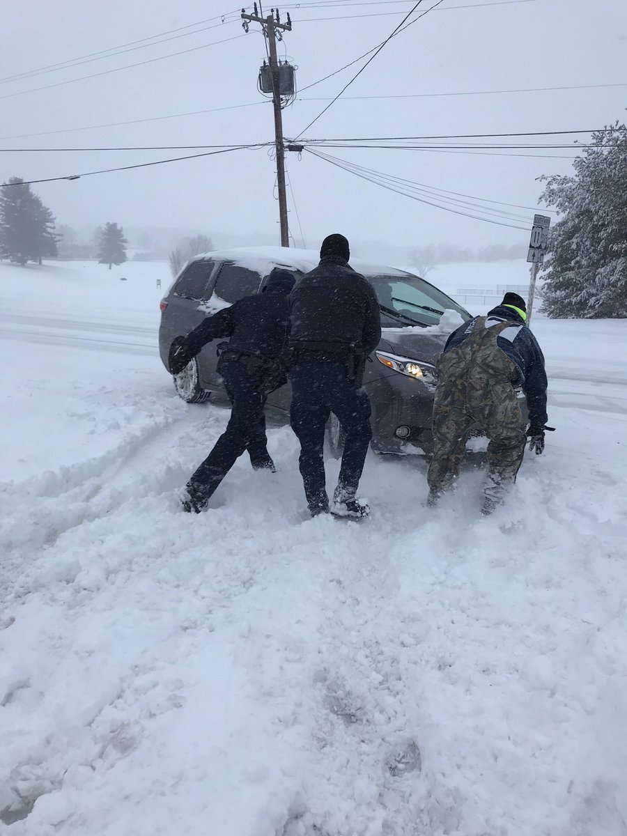 Snowman Sam to rescue!!! Our chief photographer stepped in to help #Wytheville PD get a van unstuck from a snow ditch! We’ve got more updates from Wythe County on WZBJ24 at 10am. @WDBJ7