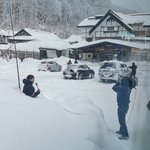 積雪量なんと150㎝!その様子を伝えようと必死な取材クルーが面白い!