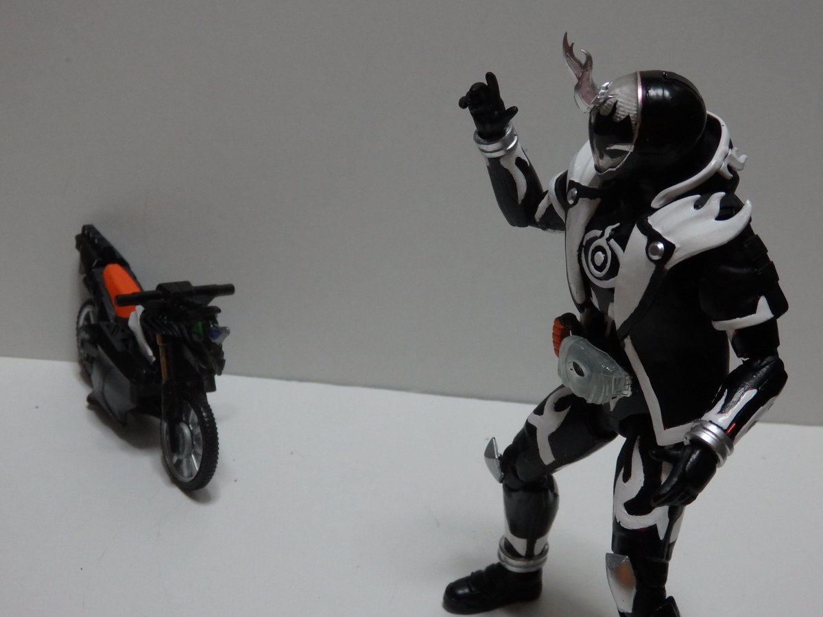まゆげ恋二郎 Twitterren 食玩 仮面ライダーゴースト 変形合体 イグアナゴーストライカー 全3種 を塗装しました Dxだと置き場に困るので イグアナ部分は実際のイグアナの写真を見ながら塗装 爪の艶がお気に入り あと3種類の商品を合体させて余った謎乗り物も