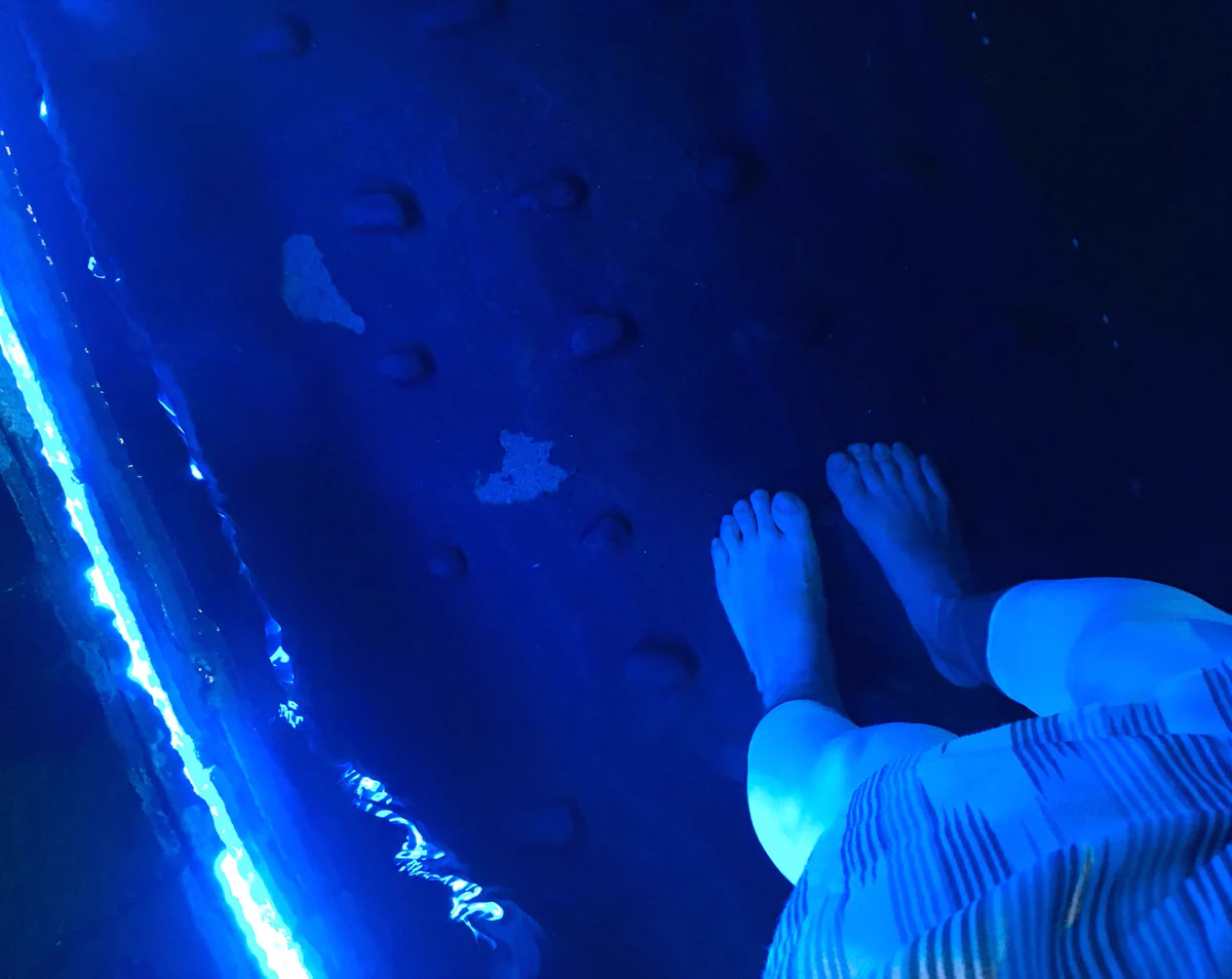 足湯がライトアップされて三途の川のようになっていて草ww
