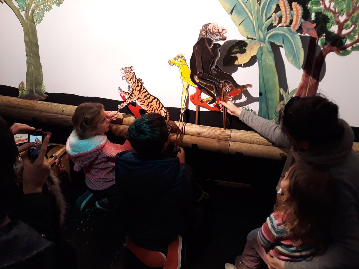NajahMichele's tweet photo. @QuaiDesSavoirs Après la representation, les enfants peuvent manipuler les marionettes d'animaux! Quelle chance! 🐯😊 #LSQ2018 https://t.co/IFJ52bx726