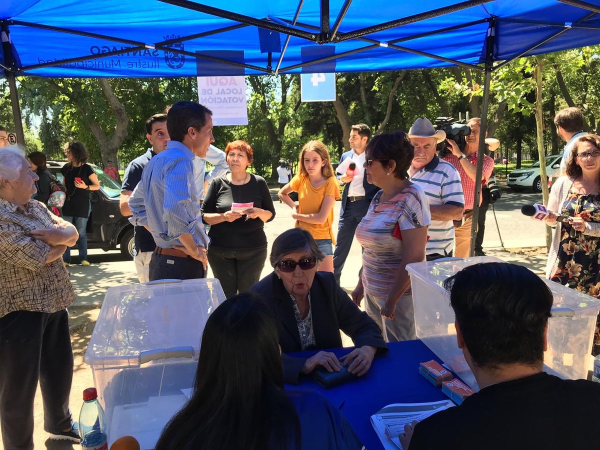 Muni_Stgo's tweet photo. #StgoParticipa Alcalde supervisa el proceso de votación de la consulta participativa. Toda la información en https://t.co/3PAF3A4jda https://t.co/lg4Ot3hWaZ