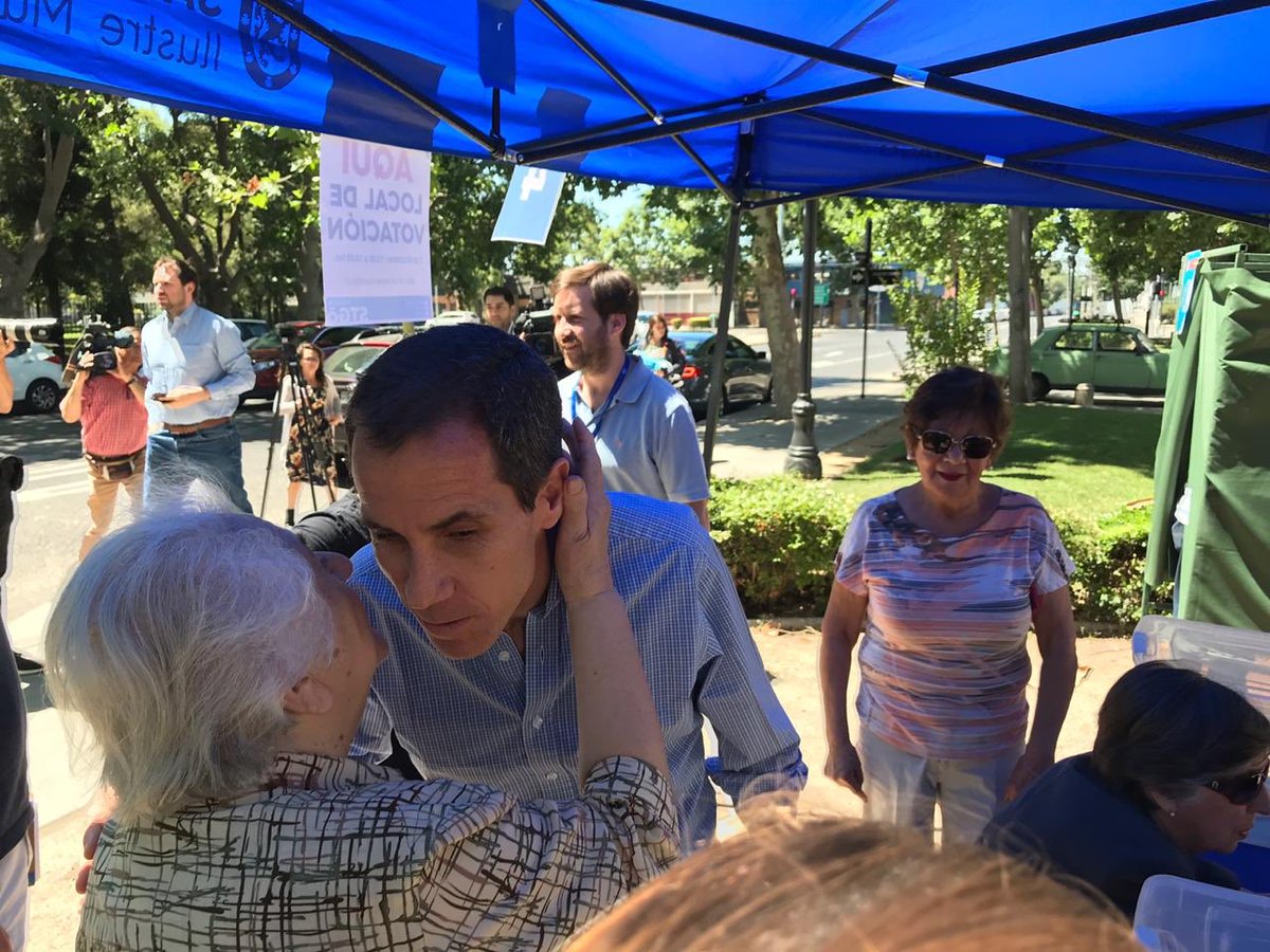 Muni_Stgo's tweet photo. #StgoParticipa Alcalde supervisa el proceso de votación de la consulta participativa. Toda la información en https://t.co/3PAF3A4jda https://t.co/lg4Ot3hWaZ