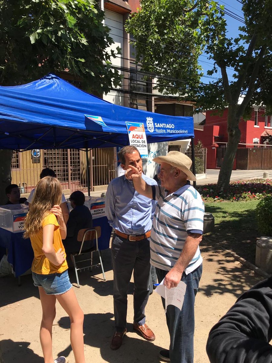Muni_Stgo's tweet photo. #StgoParticipa Alcalde supervisa el proceso de votación de la consulta participativa. Toda la información en https://t.co/3PAF3A4jda https://t.co/lg4Ot3hWaZ