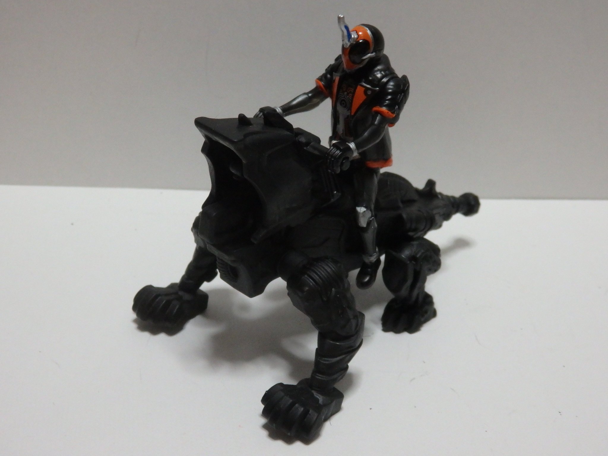 まゆげ恋二郎 Twitterren 食玩 仮面ライダーゴースト 変形合体 イグアナゴーストライカー 全3種 を塗装しました Dxだと置き場に困るので イグアナ部分は実際のイグアナの写真を見ながら塗装 爪の艶がお気に入り あと3種類の商品を合体させて余った謎乗り物も