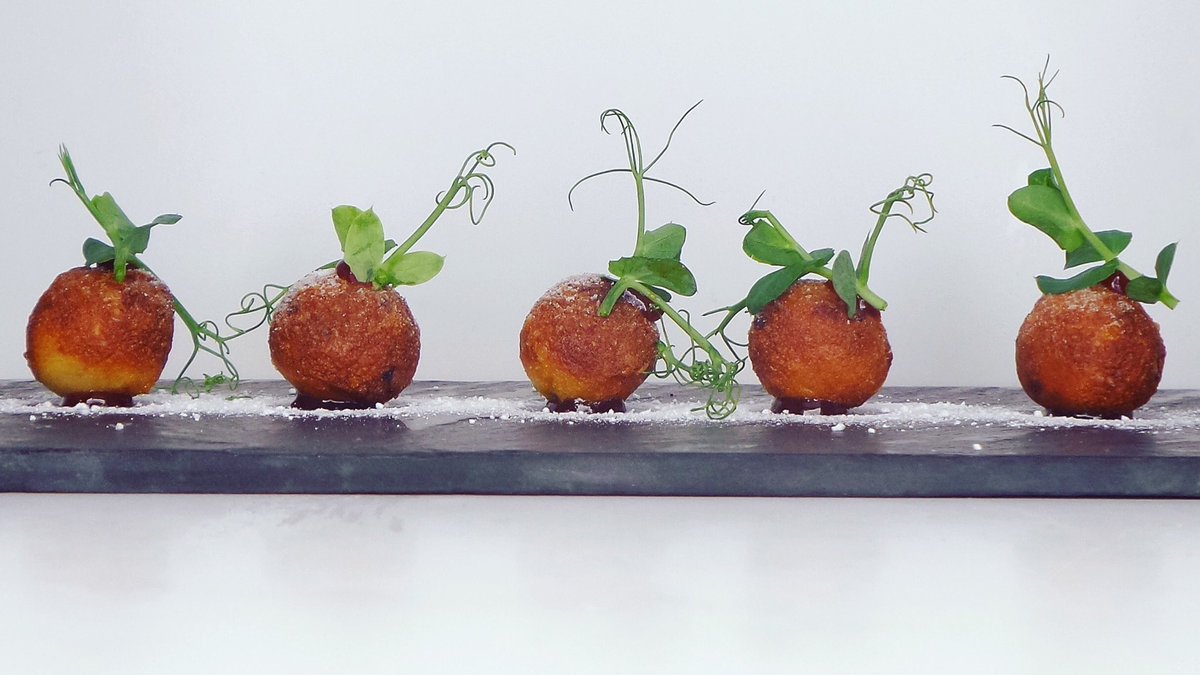 Oliebollen amuse 🎇🎆🎆 restauranthemingway.nl #VisitBrabant #Dutchcuisine #bergenopzoom