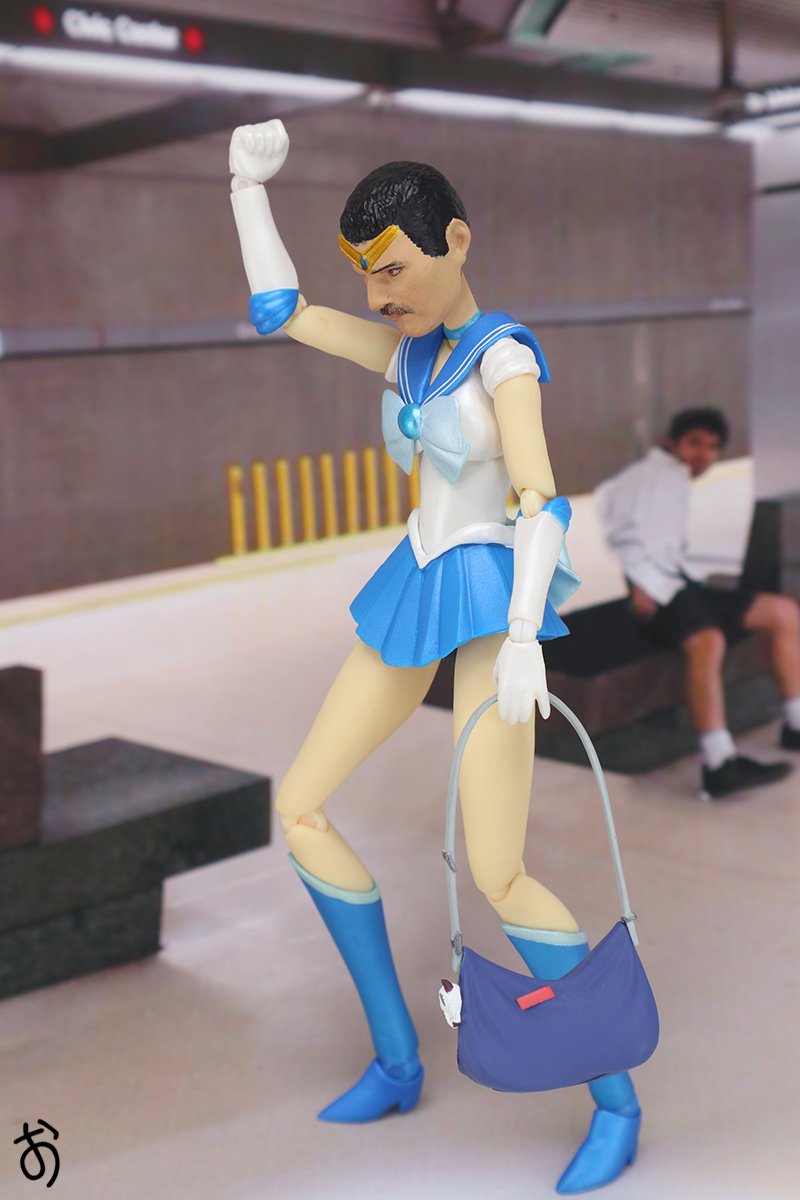 おかもち Twitter પર どっちのマーキュリーだよっ と全世界がツッコんだ コスプレマーキュリーおじさんを再現しちゃいました W ｵﾔｸｿｸ オモ写 フレディマーキュリー セーラーマーキュリー