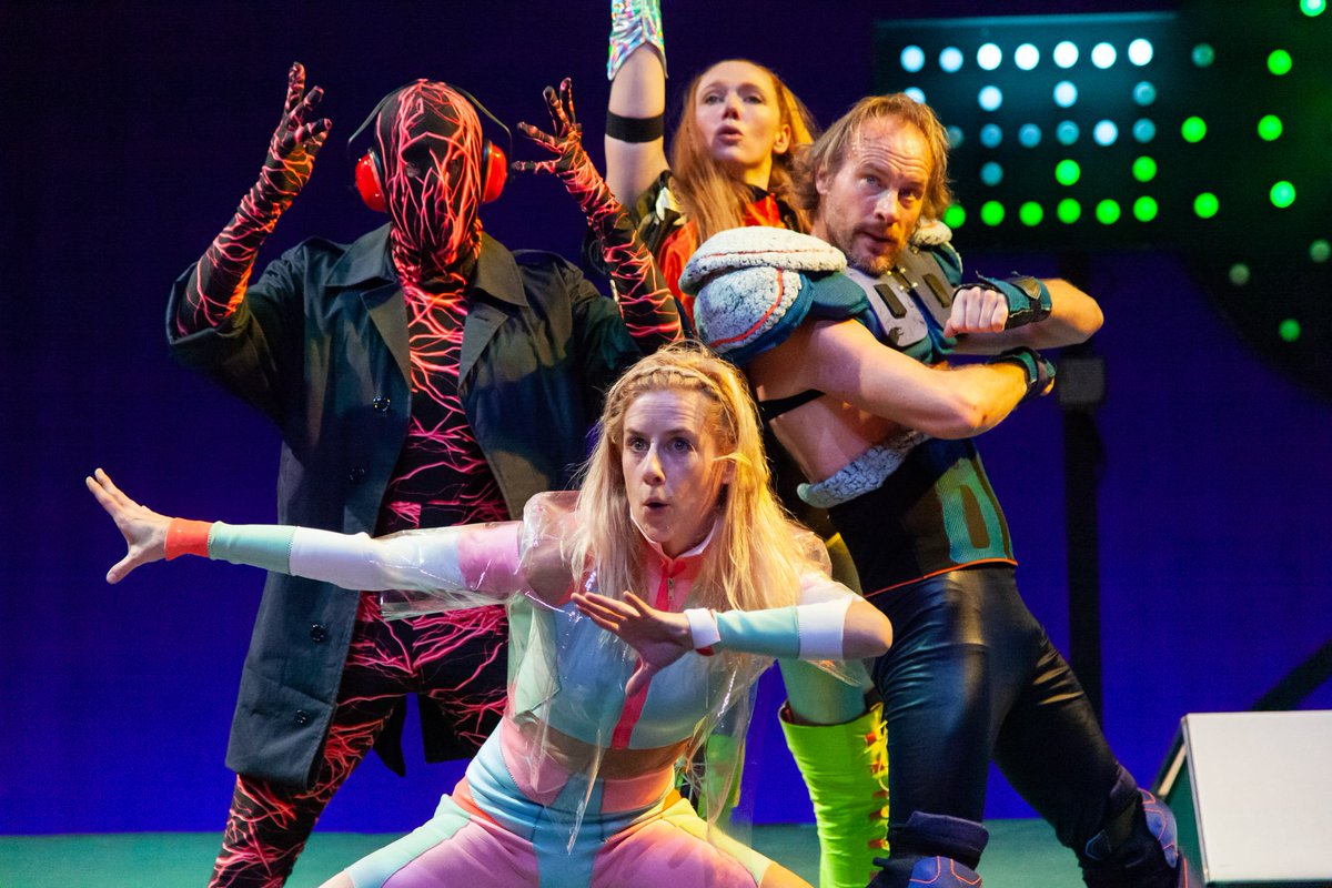 Gewoon Held is in première gegaan! Over vier superhelden die er helemaal klaar mee zijn. Vanaf vandaag reizen de superhelden door heel Nederland en België. hetlaagland.nl/nieuws/gewoon-… 
#superheld #gewoon #held #gewoonheld #presteren #omlaagdielat #vriendschap #theaterwaarjevangroeit