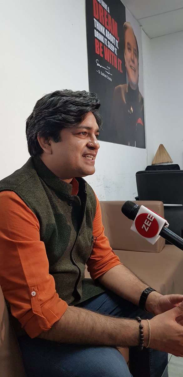 भैयाजी सुपरहिट हो गए।

जगह जगह 'जनता स्टोर' के चर्चे!

पीछे लिखा है: 'if you a dream, Think about it, Drink it, Sleep it, Be with it.

<a href="/RajkamalBooks/">Rajkamal Prakashan 📚</a> 
<a href="/naveen1003/">Naveen Choudhary</a> 
<a href="/avinashkalla/">Avinash Kalla</a> 
<a href="/satya_nirupam/">Satyanand Nirupam</a> 
<a href="/SumerJaisalmer/">S</a>