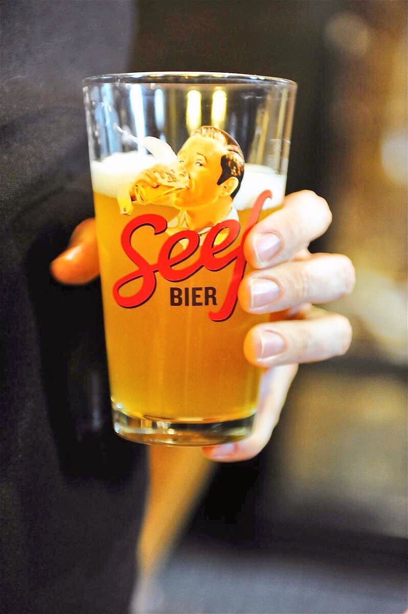 ‘Van alles wat’ weer vandaag. Van zware regenbuien tot een vrolijk zonnetje. Dus hup in je jas, sjaal om en op café. Want je moet Nonkel Pater en Seef van de tap nog komen proeven. Heerlijke bieren uit Antwerpen. #Seef #NonkelPater #Bootjesbier #SuperCadix seefbier.nl