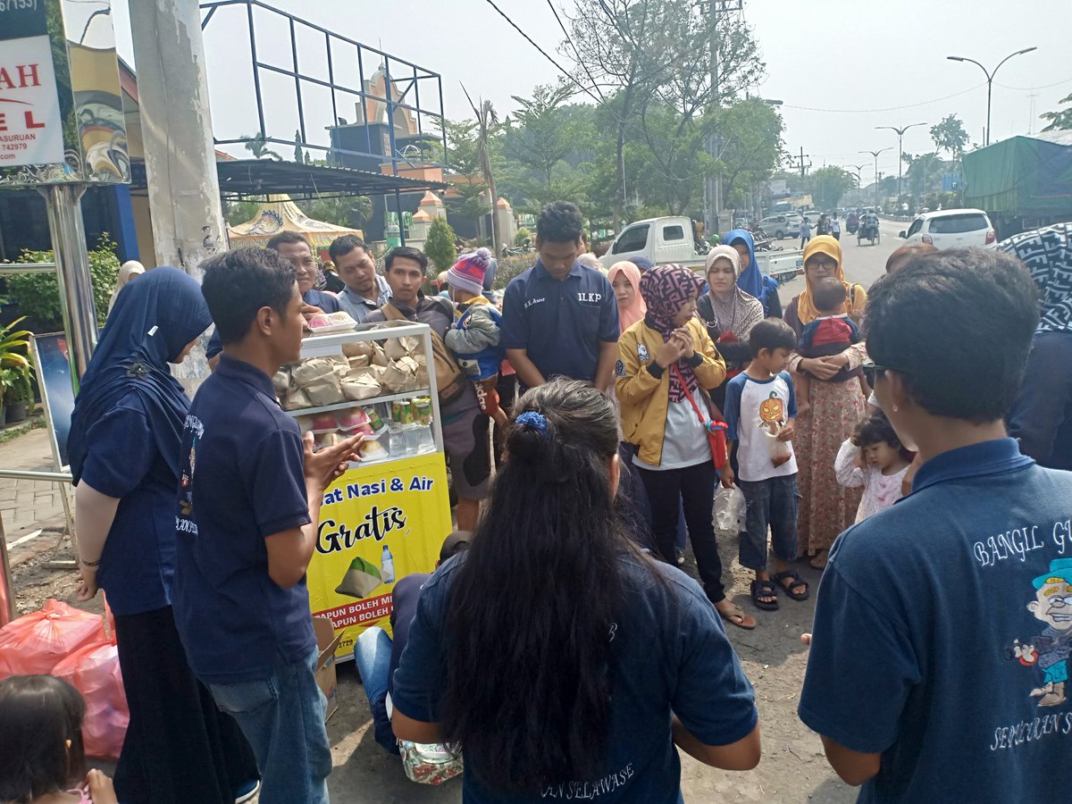 korcambangil's tweet photo. alhamdulilah acara pembukaan nasi bungkus gratis untuk kaum duafa di dpn pos polisi alun alun bangil berjalan lancar.etelase akan ada setiap hari di depan pos polisi.acara tersebut juga diresmikan oleh KAPOLSEK,KANITLANTAS,DAN  HUMAS POLSEK BANGIL. https://t.co/SrJjXTUpwr