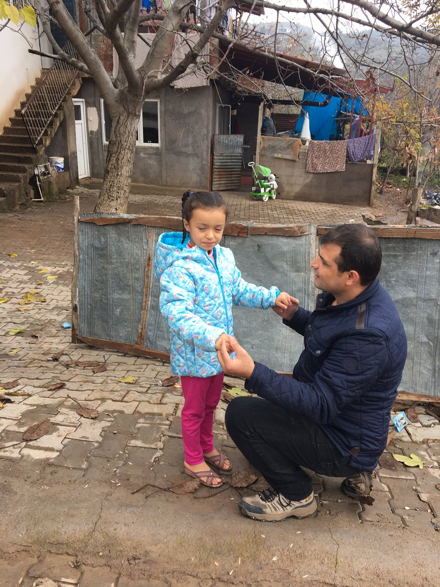 ahmetyrlikaya's tweet photo. Çocuklar okurken üşümesin. 

Buse’ye mont yakıştı değil mi 🤗🤗🤗 

Amenetlerinizi yerlerine ulaştırıyoruz.  

Tabii ki kitap da hediye ettik. Onlar okuyacak hayal kuracak. https://t.co/51WbXgBER8