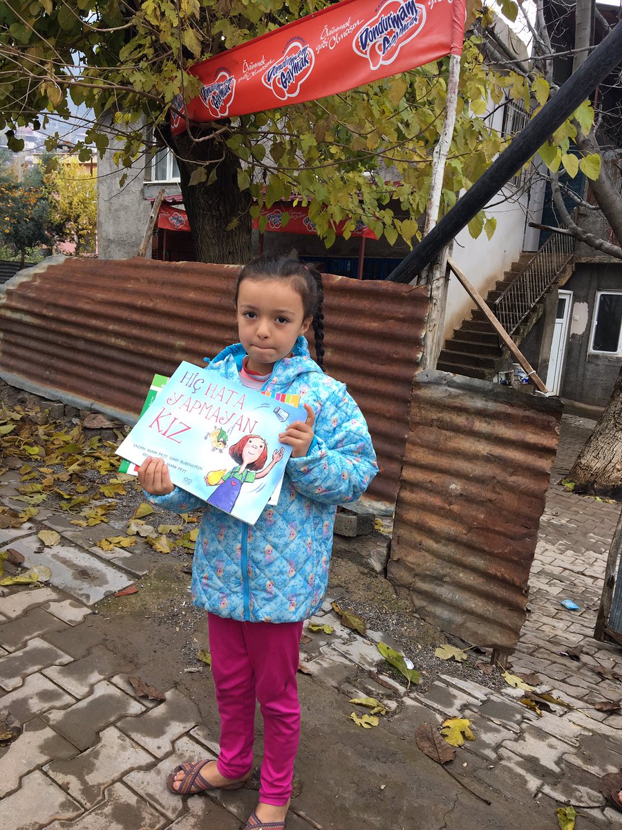 ahmetyrlikaya's tweet photo. Çocuklar okurken üşümesin. 

Buse’ye mont yakıştı değil mi 🤗🤗🤗 

Amenetlerinizi yerlerine ulaştırıyoruz.  

Tabii ki kitap da hediye ettik. Onlar okuyacak hayal kuracak. https://t.co/51WbXgBER8