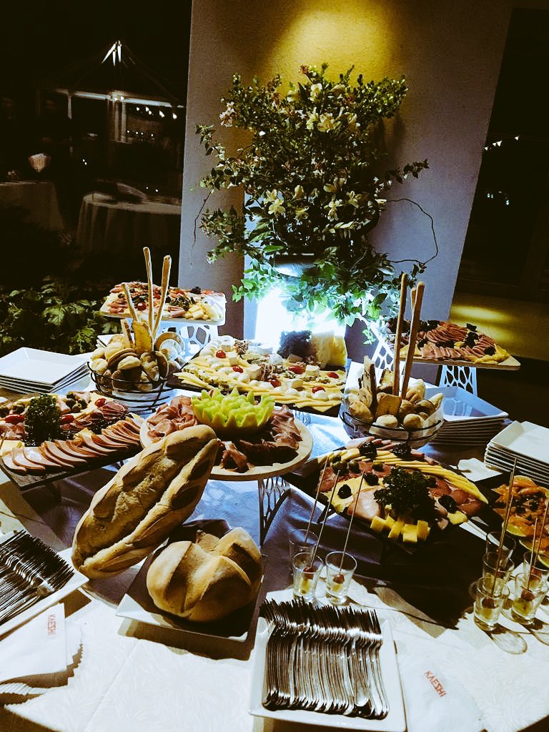 kaeshicatering's tweet photo. Preparándonos para el último servicio de la semana!!! #momentoskaeshi #dreamteam #catering #cateringkaeshi https://t.co/tR4TX9SidU