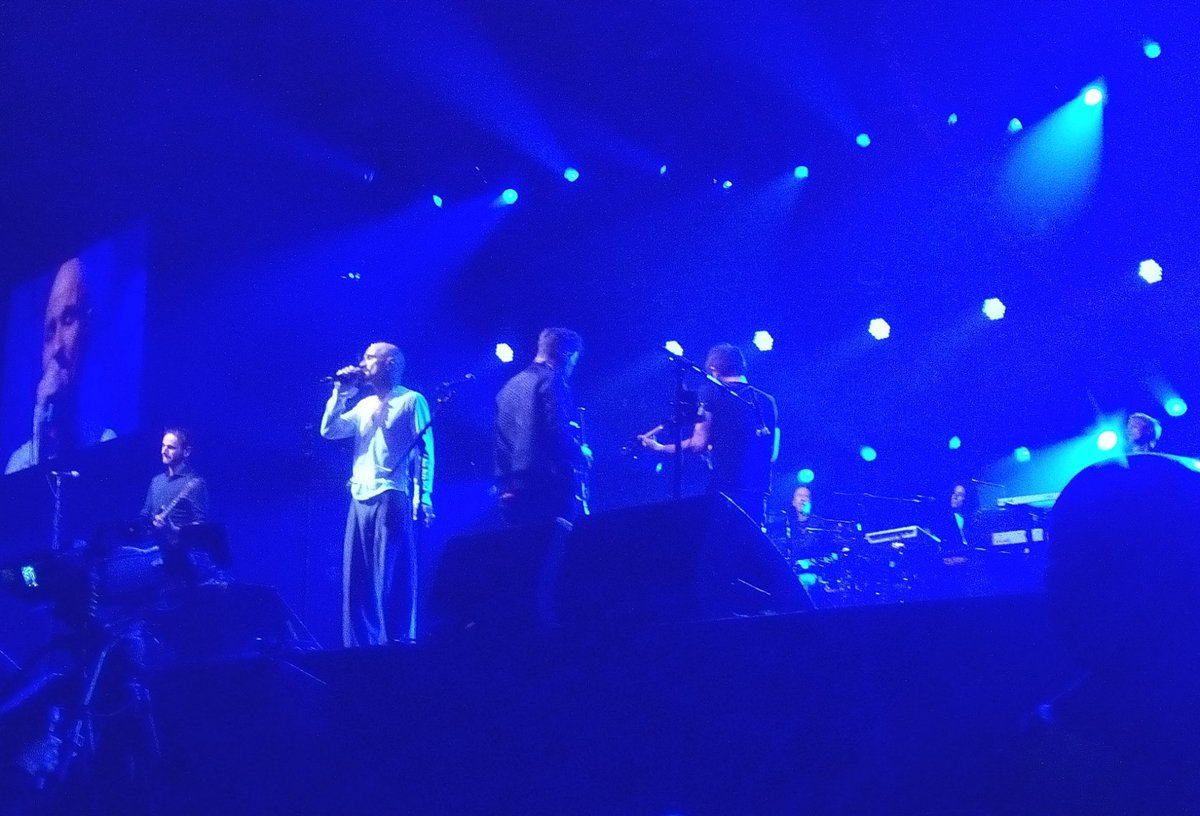 Jo_Hardie's tweet photo. The night of 2 Tims pt 2 😍 @wearejames @ManchesterArena ..... a wonderful night with so much ♥️ in the room...& I got my 'seedbom' 🌻🌼 #bestmerchever https://t.co/FI1bXU1Vvq