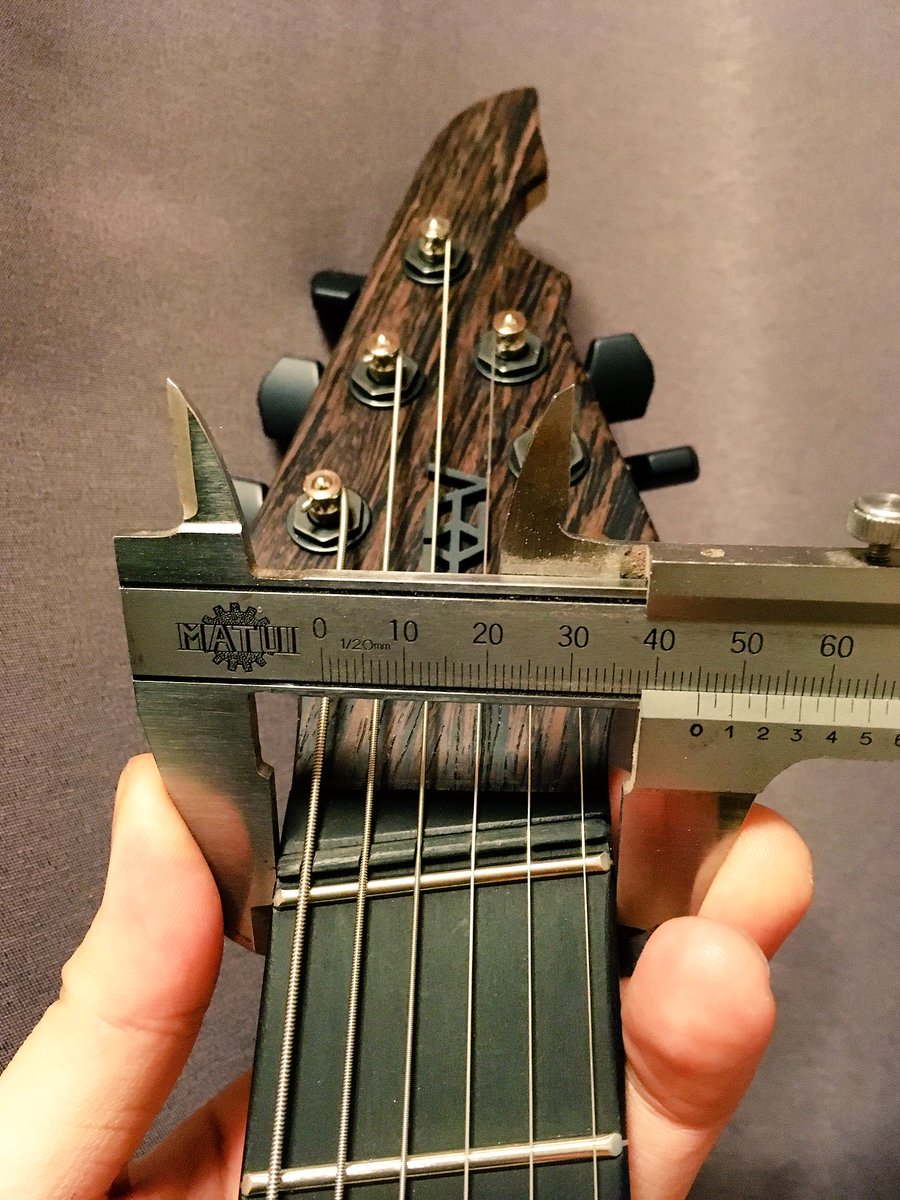 Yuya A K A Kumahina Pa Twitter 1点目 一般的にはミニギターはナット幅が41 40mmと非常にナローで 子供向けと言える反面 大人が遊びで持つには狭すぎる感覚がありました Brigittaddは ナット幅が45mm ネックの 狭さ を無くしました