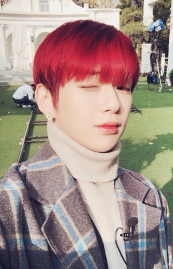 toanotherw's tweet photo. 🎉12월 10일 다녤생일축하 RT이벤트🍾 
워너원 강다니엘군의 생일을 축하해주세요 알티하시고 다녤 축하해주신 분 중에서 슬로건을 예쁘게 보관할 수 있는 60*20바인더, 녤이가 그린 캐릭터를 각인한 에어팟케이스를 각각 1분께 드립니다 녤데이 다음날 당발합니다 #HappyDanielDay #생일축하한다녤 https://t.co/FhZ68cbqH8