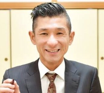 あ と く ん En Twitter Themanzai18に出てた 笑い飯の哲夫くんの髪型にしたいなー ｻｲﾄﾞの刈り上げをｶﾞｯﾂﾘ真ん中付近まで サラリーマンには厳しい髪型 歳を考えると